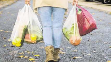 Hol kell otthon műanyag zacskókat helyezni? Hogyan tárolhatom az élelmiszerboltot és a táskákat?