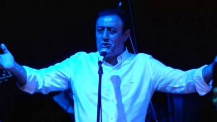 Türkücü Mahmut Tuncer rockot énekelt