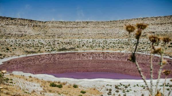 A Meyil Obruk-tó színe rózsaszínűvé vált!