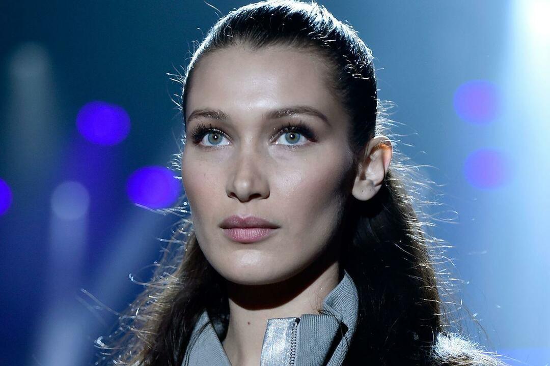 Bella Hadid teste kék lett a betegsége miatt!