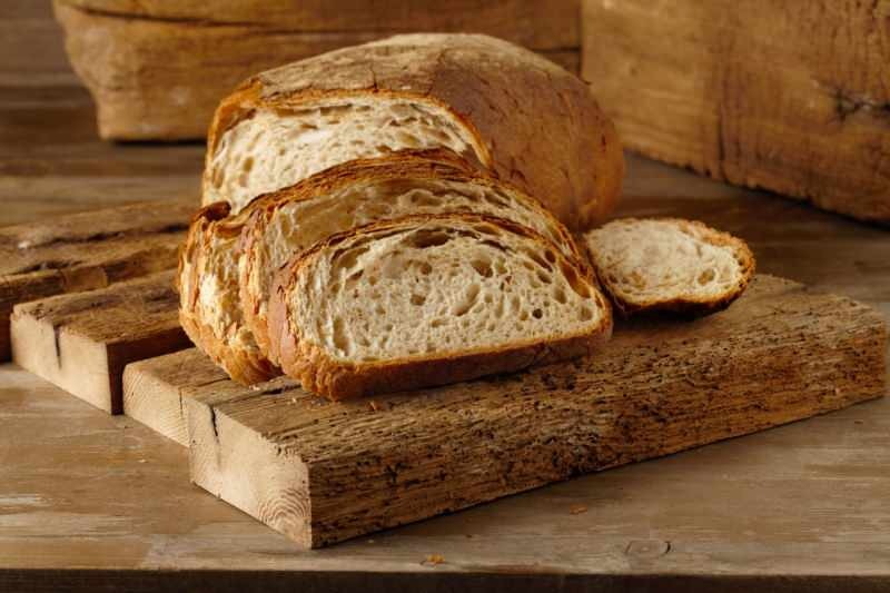 Hogyan lehet elkészíteni a legegyszerűbb kenyeret? Kenyér recept, amely hosszú ideje nem bújt el.. Kenyér készítése teljes méretben