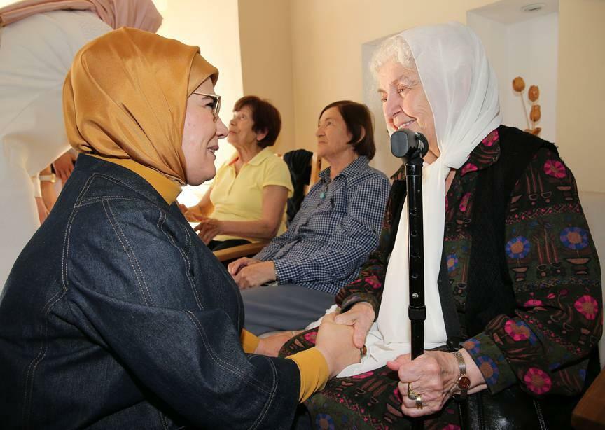 Emine Erdogan október 1-jét ünnepelte az idősek napján