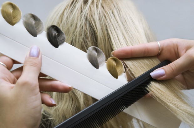 Hogyan válasszuk ki a hajfestékhez megfelelő festéket?