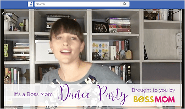 Ez egy képernyőkép Dana Malstaffról, aki táncol egy Facebook-videóban, amelyet azért készített, hogy megünnepelje a mérföldkövet a Facebook-csoportjában. Dana egy fehér nő, akit a ládától felfelé mutatnak egy fehér könyvespolc előtt, könyvekkel és fehér iratdobozokkal. Haja sötétbarna, frufru, a többit pedig lófarokba húzzák vissza. A videó alján egy szalagcím mondja: "Ez egy Boss Mom Dance Party, amelyet a Boss Mom hozott el neked."