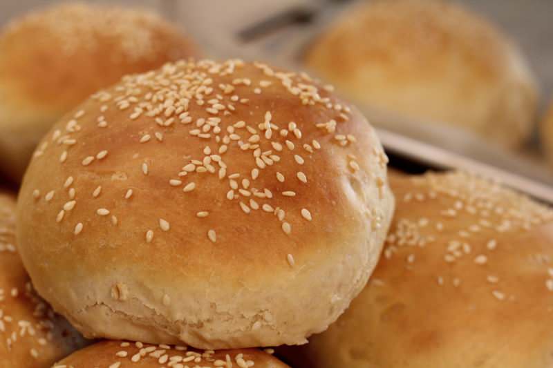 Hogyan készítsünk egyszerű hamburger kenyeret otthon? Hamburger kenyér recept