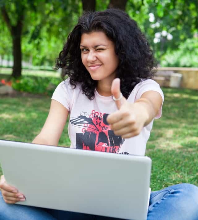 Lány a laptop a parkban