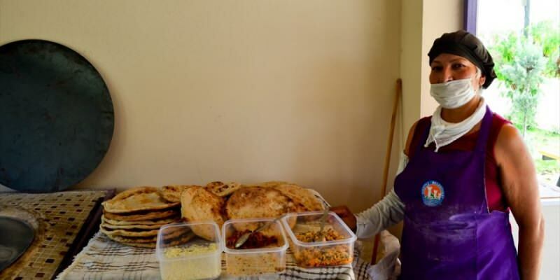 A mersini nők hozzájárulnak a családi költségvetéshez tandoori házaikkal!