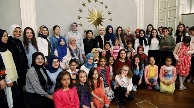 Erdoğan első asszony felhívásával 8 minisztérium lépéseket tett a gyermekekért!