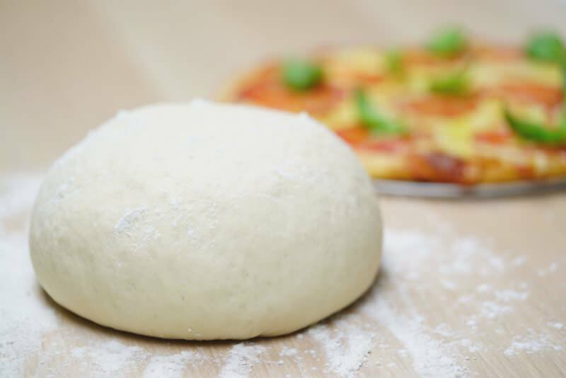Hogyan készül a pizza tészta? Az eredeti pizza tészta elkészítésének trükkje