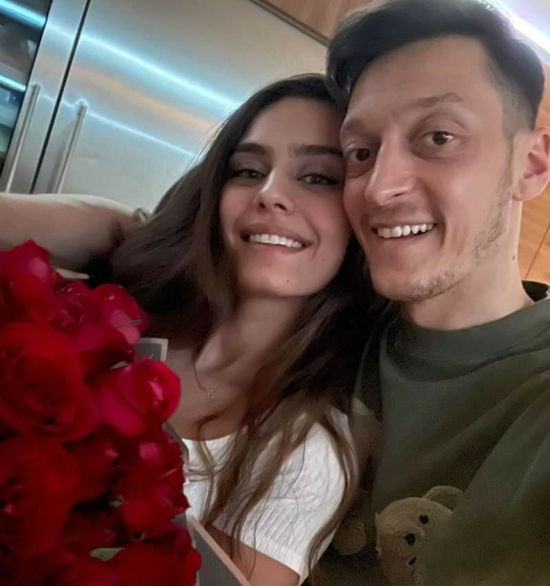 Mesut Özil romantikus üzenete feleségének, Amine Gülşe-nek: "Mert mindig velem vagy ..."