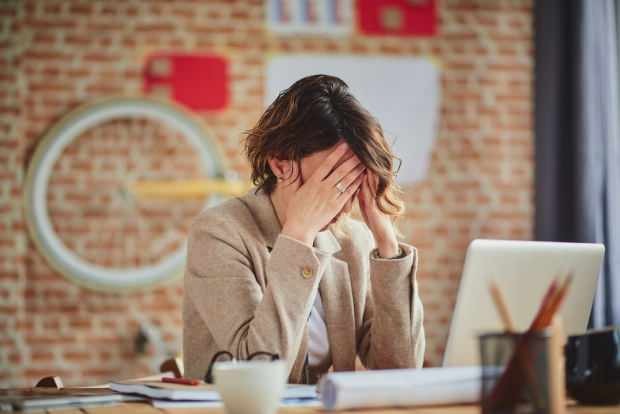 a túlzott stressz állandó fáradtságot okoz a munkakörnyezetben