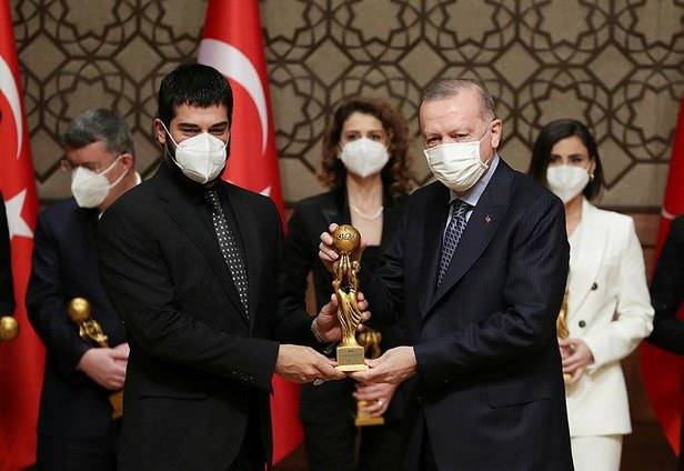 Az RTGD-díjak megtalálták a gazdáikat! Ebru Şahin és Burak Özçivit díjak ...