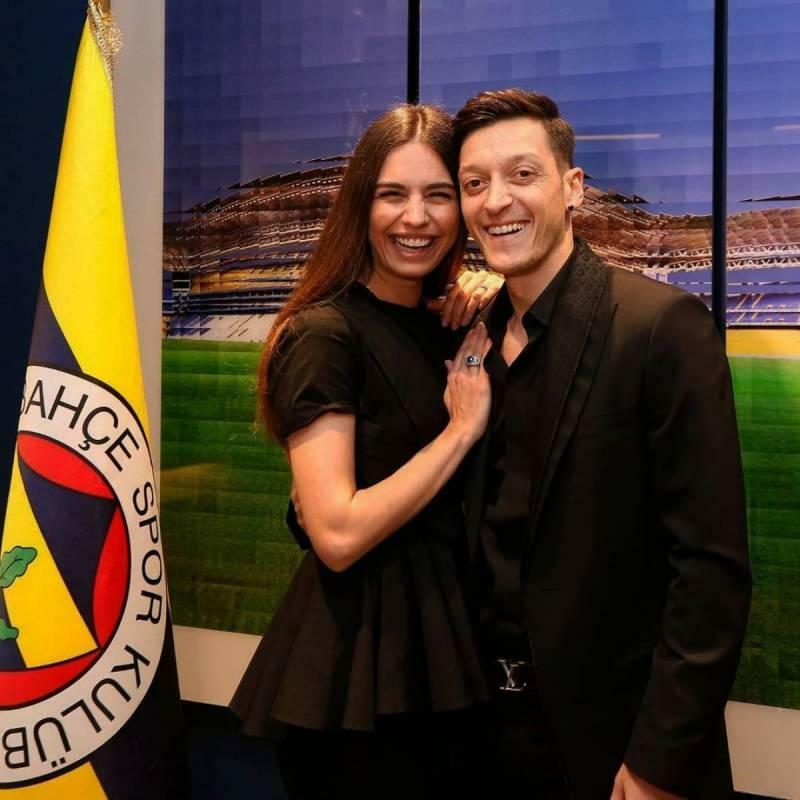 Amine Gülşe férje Mesut Özil apjának napját ünnepelte