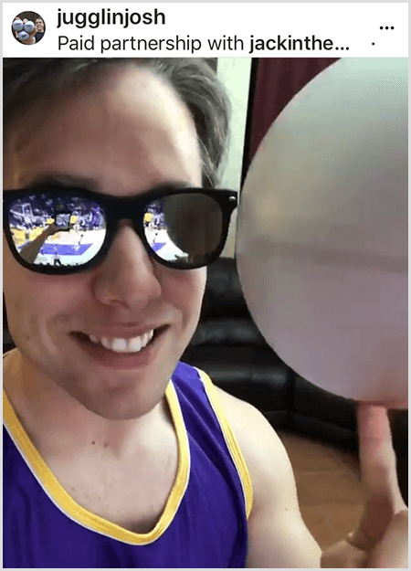 Josh Horton közzétesz egy fotót egy Jack in the Box és az LA Lakers kampányával kapcsolatban. Josh tükrös napszemüveget és Lakers mezt visel, és a kamera felé mosolyog, miközben labdát forgat.