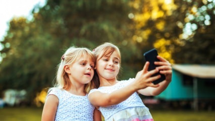 Mennyire kell szorosnak lennie a gyermekeknek a technológiával?