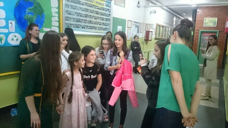 A bosnyák gyermekek találkoznak Elif-kel