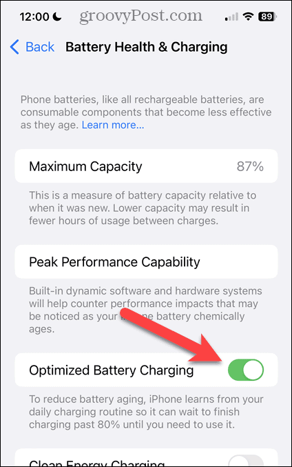 Az optimalizált akkumulátortöltés engedélyezése vagy letiltása az iPhone akkumulátor állapota és töltése képernyőjén
