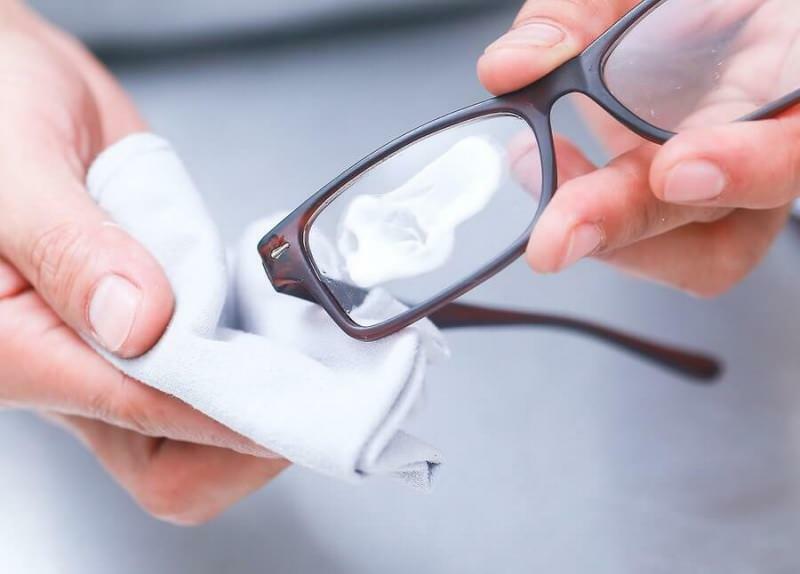 hogyan lehet eltávolítani a szemüveg karcolásait