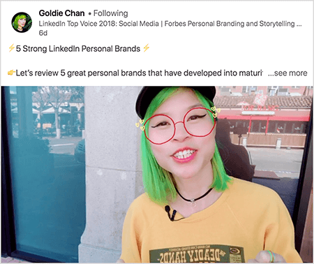 Ez egy képernyőkép arról, hogy Goldie Chan videót oszt meg egyértelmű elvihetőséggel. A videó fölötti szöveg szerint „5 erős LinkedIn személyes márka Nézzük meg 5 nagyszerű, már éretté fejlődött személyes márkát.. többet látni". A videoképen Goldie a mellkasától felfelé jelenik meg. Zöld hajú ázsiai nő. Sminket visel, fekete choker nyakláncot és sárga inget. A videószűrő úgy néz ki, mintha markerrel vázolt vörös szemüveget viselne.