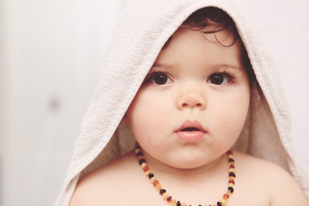 sárga nyaklánc előnyökkel jár a csecsemők számára