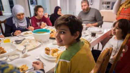 A szahur és az iftárok nélkülözhetetlen szokásai a családoknál Ramadanban