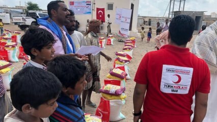 Élelmezési segély a jemeni török ​​vörös félholdból származó bevándorlók számára