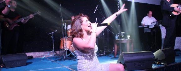 Anastasia Kalogeropoulou görög énekes fellépett a TRNC-ben, árulónak nyilvánítva