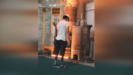 A fiatalember protézisekkel imádkozott a Hagia Sophia mecsetbe!