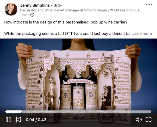Jenny Simpkins linkedin-videójának példája, amely bemutatja, hogyan lehet a boros csomag beépített részletes csomagolását lenyűgözni