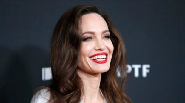 Angelina Jolie bejelentette, hogy a temetkezési igazgató lenne!