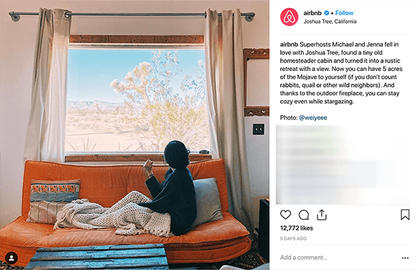 Ez egy képernyőkép az Instagram bejegyzéséről az Airbnb-től. Egy olyan pár történetét meséli el, akik otthonukban fogadják az embereket az Airbnb-n keresztül. A fotón valaki narancssárga kanapén ül egy bézs színű, kötött takaró alatt, és az ablakon át egy sivatagi tájat néz. Melissa Cassera szerint ezek a történetek egy olyan vállalkozás példája, amely közösségi média marketingjében a szörnyeteg cselszövés legyőzését használja.