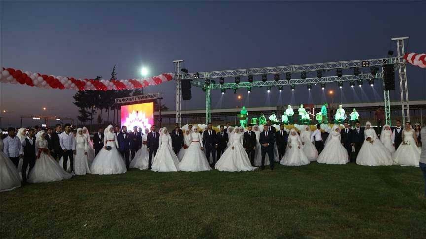Esküvőket és esküvőket tartottak a földrengés 100 áldozatának