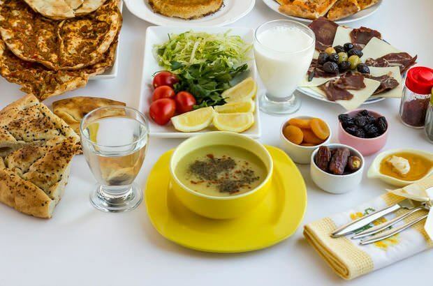 Iftar ételekben levesnek kell lennie. A leves lágyítja a szerveket víz nélkül.