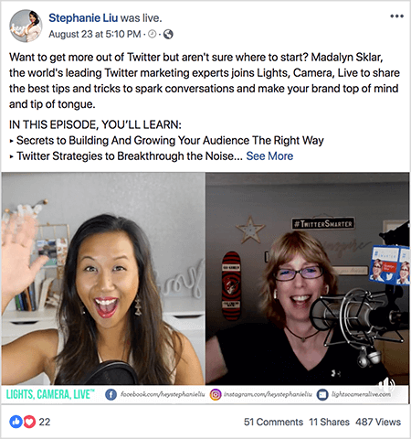 Ez egy képernyőkép a Facebook Live videó bejegyzéséről Stephanie Liu Facebook-oldalán. A bejegyzés szövege azt mondja: „Szeretne minél többet kihozni a Twitterből, de nem tudja, hol kezdje? Madalyn Sklar, a világ vezető Twitter-marketingszakértője csatlakozik a Lights, Camera, Live-hoz, hogy megossza a legjobb tippeket és trükköket a beszélgetések szikrázására, valamint arra, hogy márkája elme és nyelvcsúcs legyen. Ebben az epizódban megtudhatja: A közönség építésének és gyarapításának titkai A helyes utat biztosító Twitter-stratégiák a zaj áttörésére.. . ” Ezután megjelenik a Továbbiak link. A bejegyzés szövege alatt Stephanie és Madalyn üdvözletet intenek a nézőknek. Stephanie fekete hajú ázsiai nő, aki a válla alatt lóg. Smink van rajta és bézs színű harisnyatartó. Élő videójának háttere egy szürke szoba, fehér asztallal. Az íróasztalon könyvek és egy fehér orchidea egy négyzet alakú, fehér edényben. A „hé” betűket tartalmazó fehér neontábla is az íróasztalon ül, és ki van kapcsolva. Az osztott képernyő jobb oldalán Madalyn jelenik meg a vállától felfelé. Fehér nő, szőke frufru és a válla fölött levágott haj. Szemüveget visel, rövid fekete nyakláncot, kis medállal, és fekete, nyakú pólót. A jobb felső sarokból egy nagy professzionális mikrofon esik le. A háttérben egy szürke falon díszek találhatók. A szoba világítása sötét, és a számítógép kék fénye ragyog Madalyn arcára.