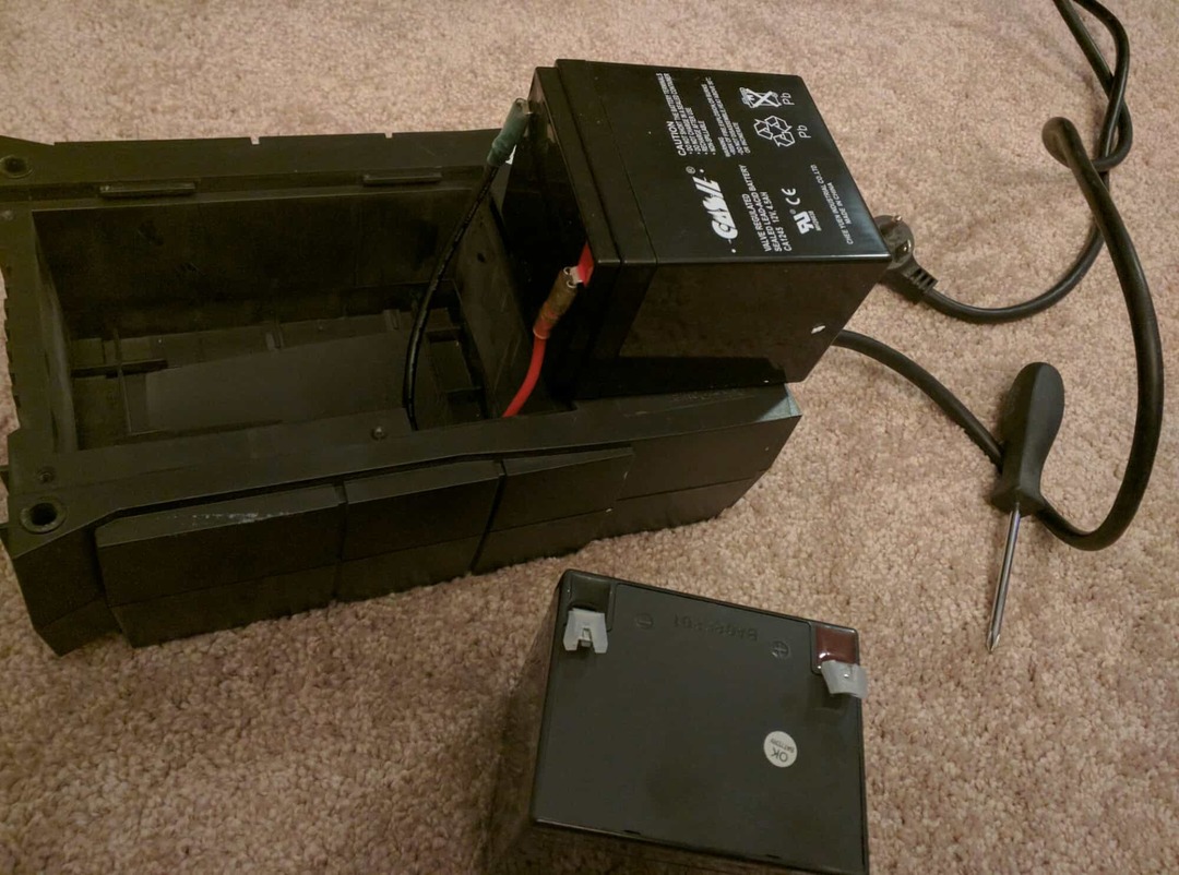 DIY túlfeszültség-védő javítás: Cserélje ki a saját UPS akkumulátorát, és takarítson meg 30 és 150 dollárt
