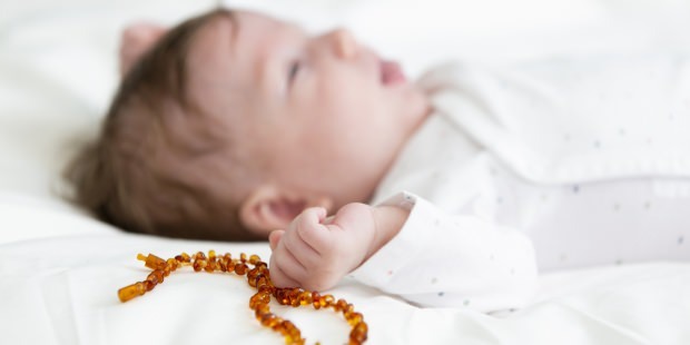 Mit jelent a borostyán nyaklánc a csecsemők számára? A sárga nyaklánc előnyei csecsemők számára