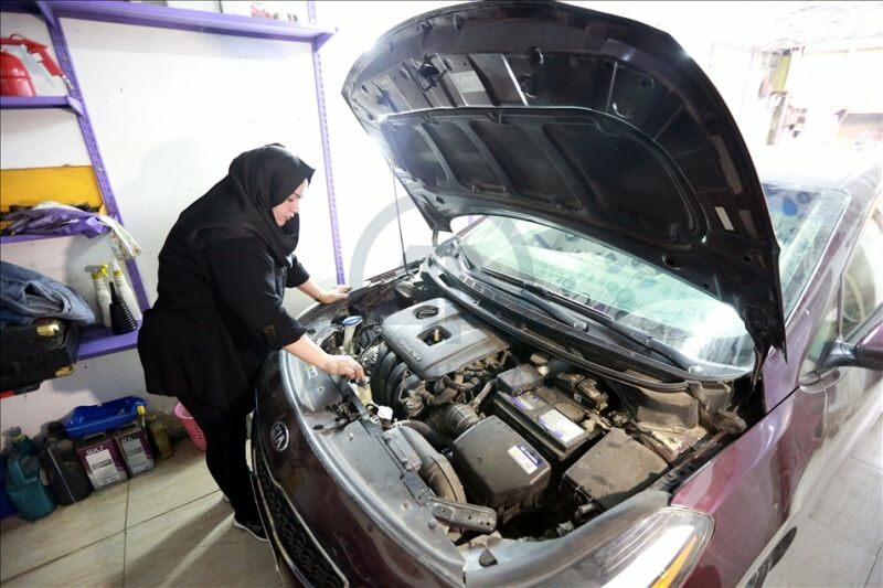 Két egyetemi végzett, Um Rıza lesz Bagdad első női autószerelője