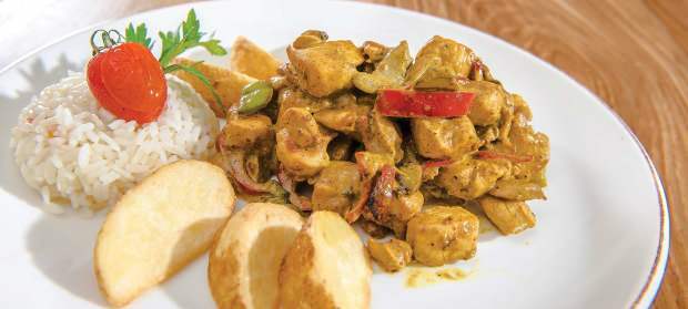 Hogyan készítsünk könnyű curry csirkét otthon?