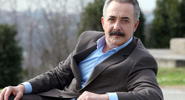 Ki az a Mehmet Aslantuğ? Hol van eredetileg és hány éves?