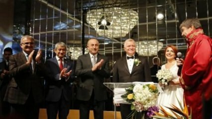 Çavuşoğlu külügyminiszter részt vett az esküvői szertartáson Antalyában