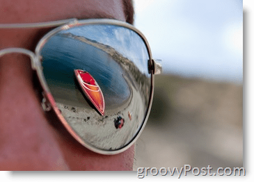Fénykép - Rekeszpélda - Napszemüveg sícsónak piros tükröződésével