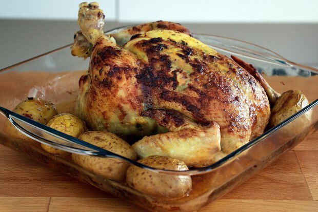 Hogyan főzzünk egész csirkét, mi a trükk? Egész csirke recept finom sütőben