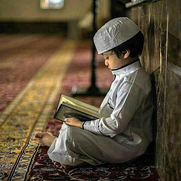 fiú olvas Koránt