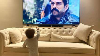 Burak Özçivit először osztotta meg fiát! Amikor Karan Özçivit látta az apját a tévében ...