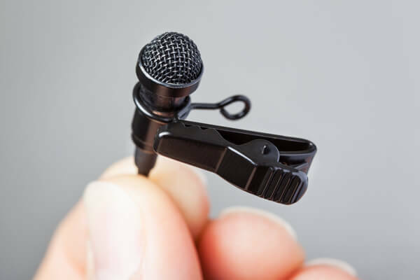 Csatlakoztasson egy lavalier mikrofont a ruhájához a kihangosító működéshez.